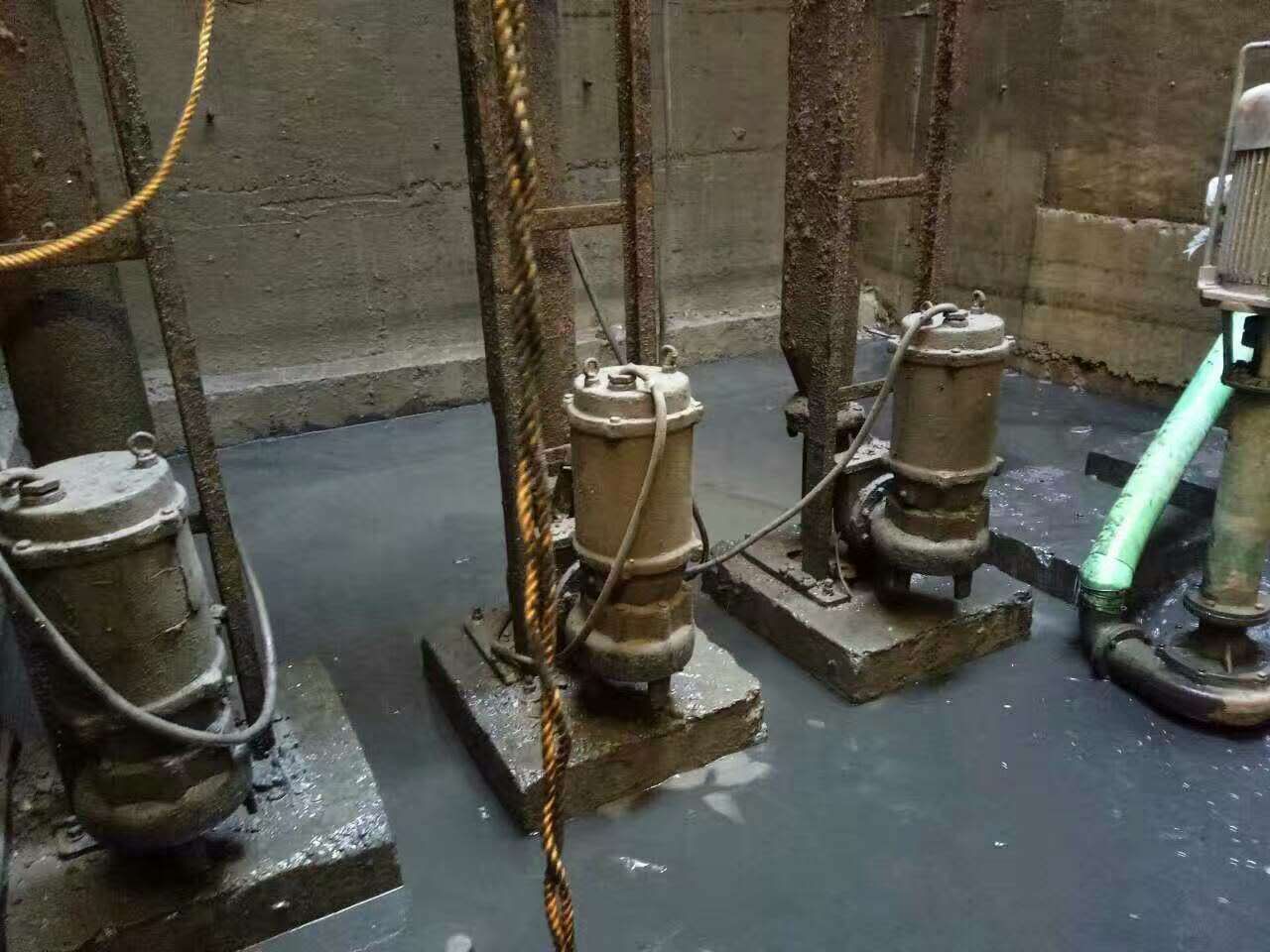 大石桥污水池清理