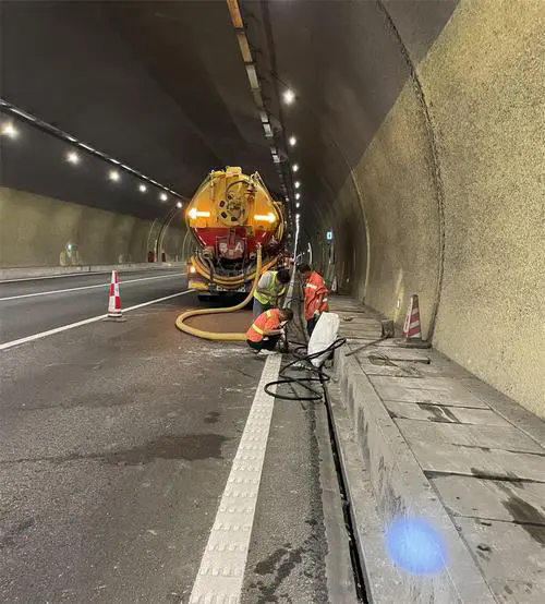 大石桥隧道排水渠清淤